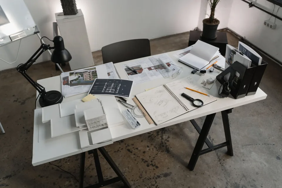 Artisan et particulier examinant ensemble un devis de travaux sur un chantier